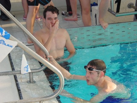Markus li. ausgepowert nach den 100 m Lagen freut sich ber das 5 Gold bei den Staffelmeisterschaften