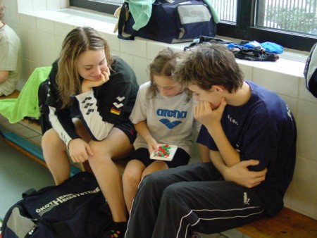 Laura Vannek und Marina Sulzmann fordern Patrick zu einem Spiel heraus