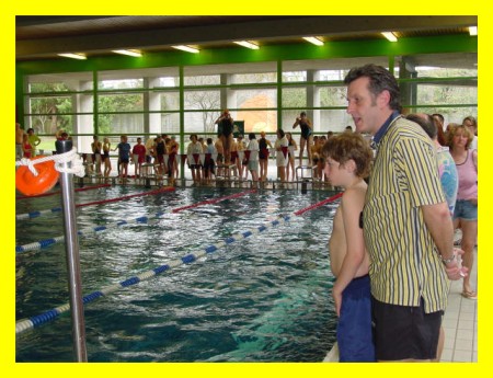 Thomas Kronseder re. mit Papa verfolgt den Wettkampf