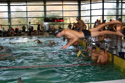 Startsprung ins Wasser