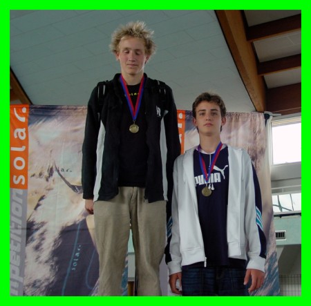 Siegerehrung ber 200m Freistil Jhrg. 91: 1. Platz Maximilian Schwetz, 3. Platz Patrick Hausotter