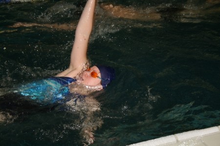 Stephanie schwimmt sich in Rcken ein