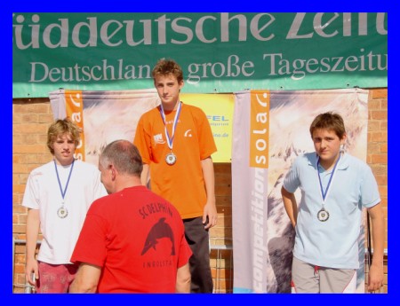 Siegerehrung: 1. Platz Patrick Hausotter EMSC  ber 100m Freistil