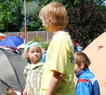 Kleiner in Siegesstimmung