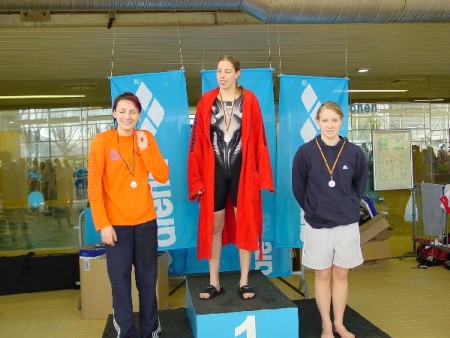 Siegerehrung Janine (Hofmeister) re. 3. Platz ber 200 m Schmetterling
