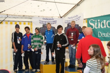 Patrick erhält den Pokal im Jahrgang 91 für die punktbeste Leistung