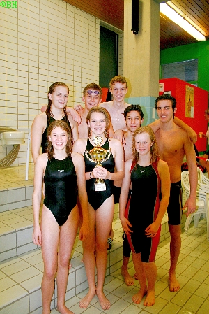 Die Staffelmannschaft Riemerling freute sich ber den Pokalsieg